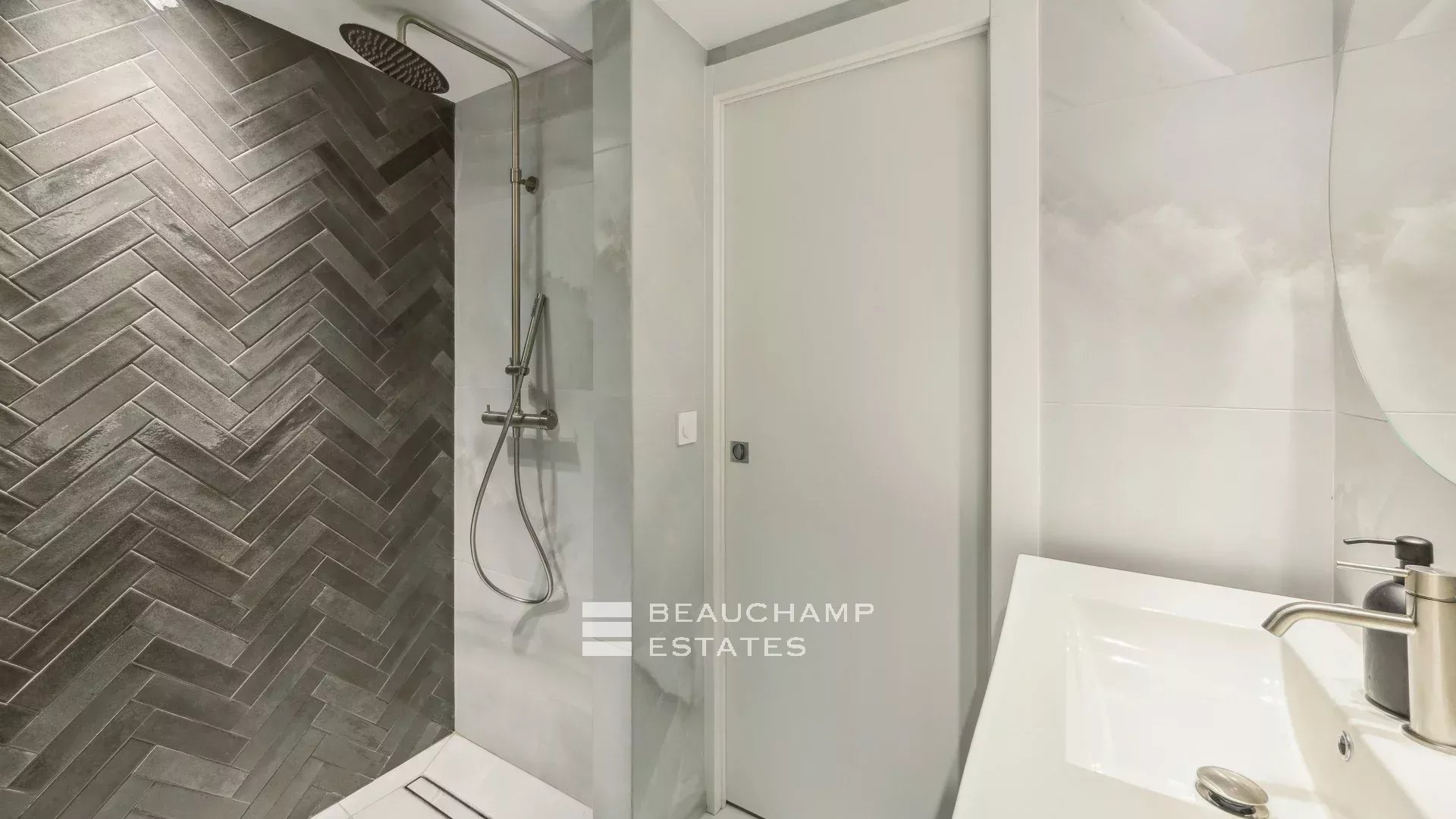 5-bedroom neo-Provençal villa in the heart of a quiet residential neighborhood in Mougins 5-bedroom neo-Provençal villa in the heart of a quiet residential neighborhood in Mougins