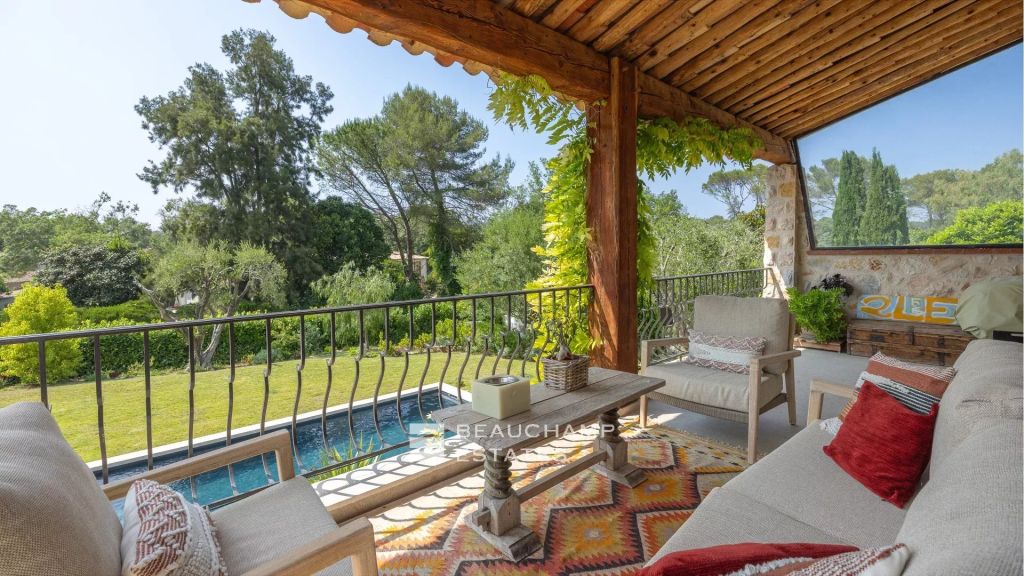 5-bedroom neo-Provençal villa in the heart of a quiet residential neighborhood in Mougins