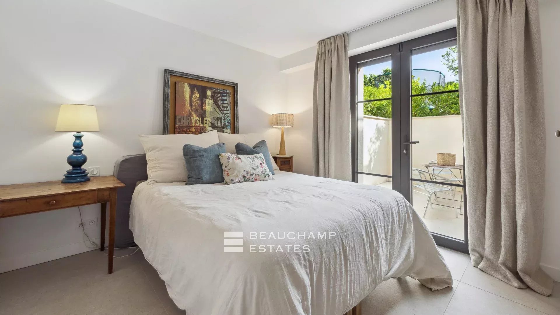 5-bedroom neo-Provençal villa in the heart of a quiet residential neighborhood in Mougins 5-bedroom neo-Provençal villa in the heart of a quiet residential neighborhood in Mougins