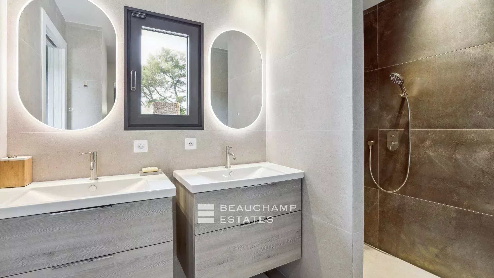 5-bedroom neo-Provençal villa in the heart of a quiet residential neighborhood in Mougins 5-bedroom neo-Provençal villa in the heart of a quiet residential neighborhood in Mougins