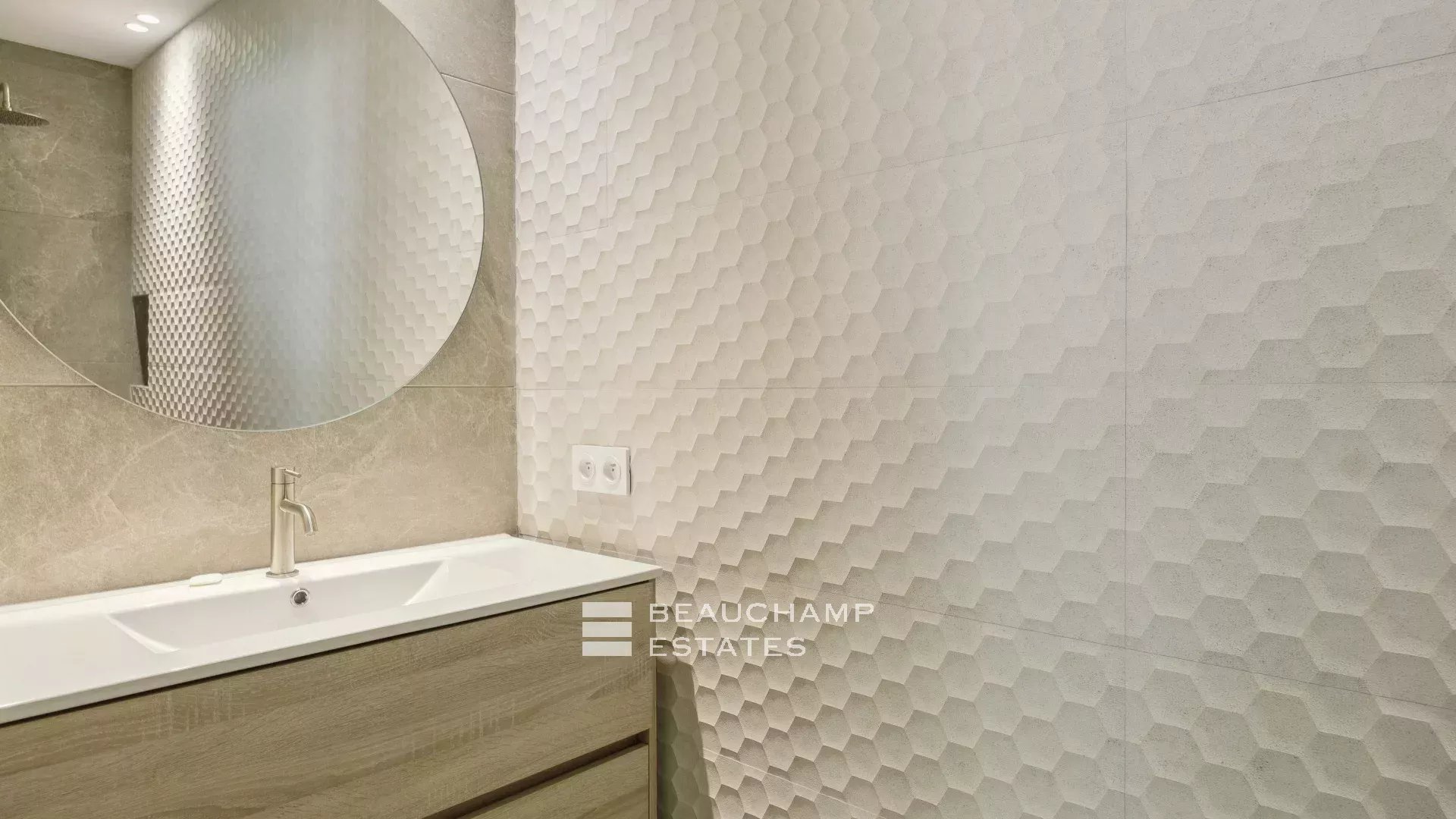 5-bedroom neo-Provençal villa in the heart of a quiet residential neighborhood in Mougins 5-bedroom neo-Provençal villa in the heart of a quiet residential neighborhood in Mougins