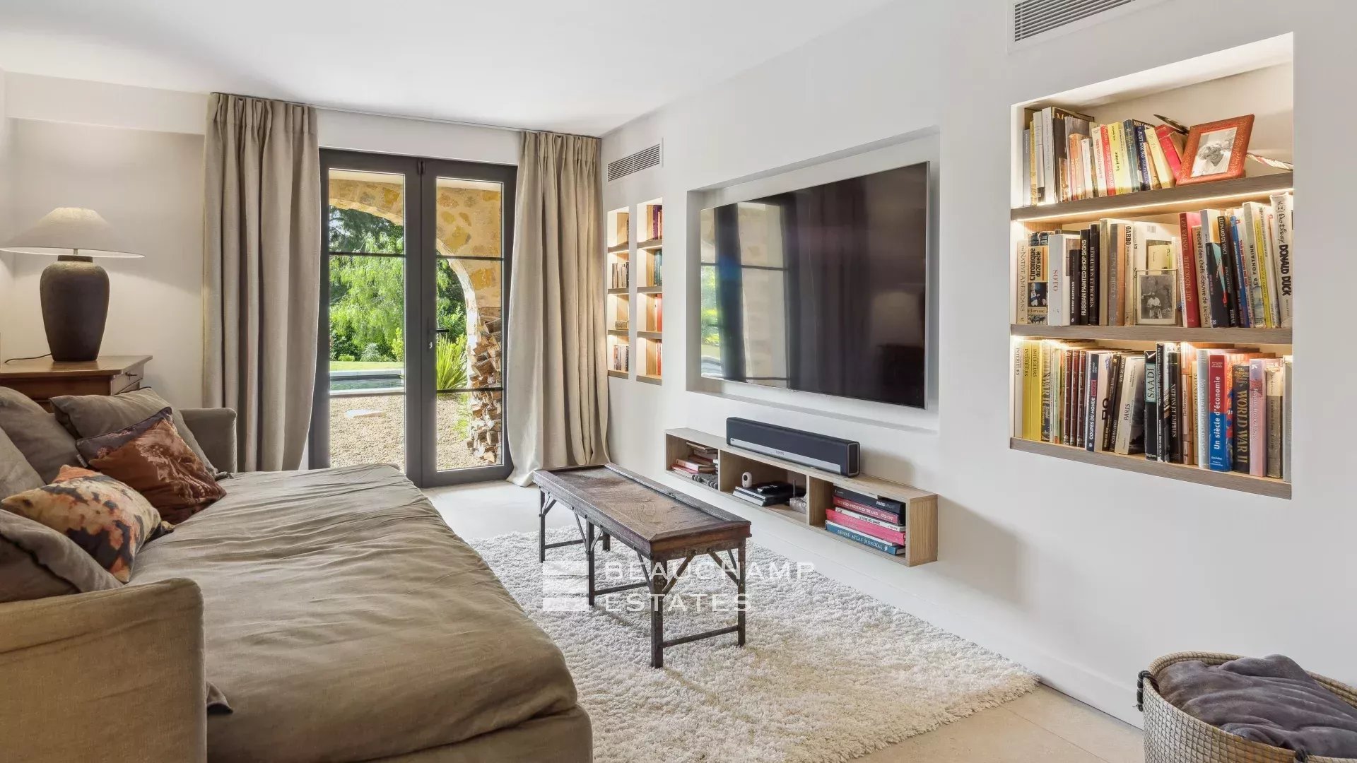 5-bedroom neo-Provençal villa in the heart of a quiet residential neighborhood in Mougins 5-bedroom neo-Provençal villa in the heart of a quiet residential neighborhood in Mougins