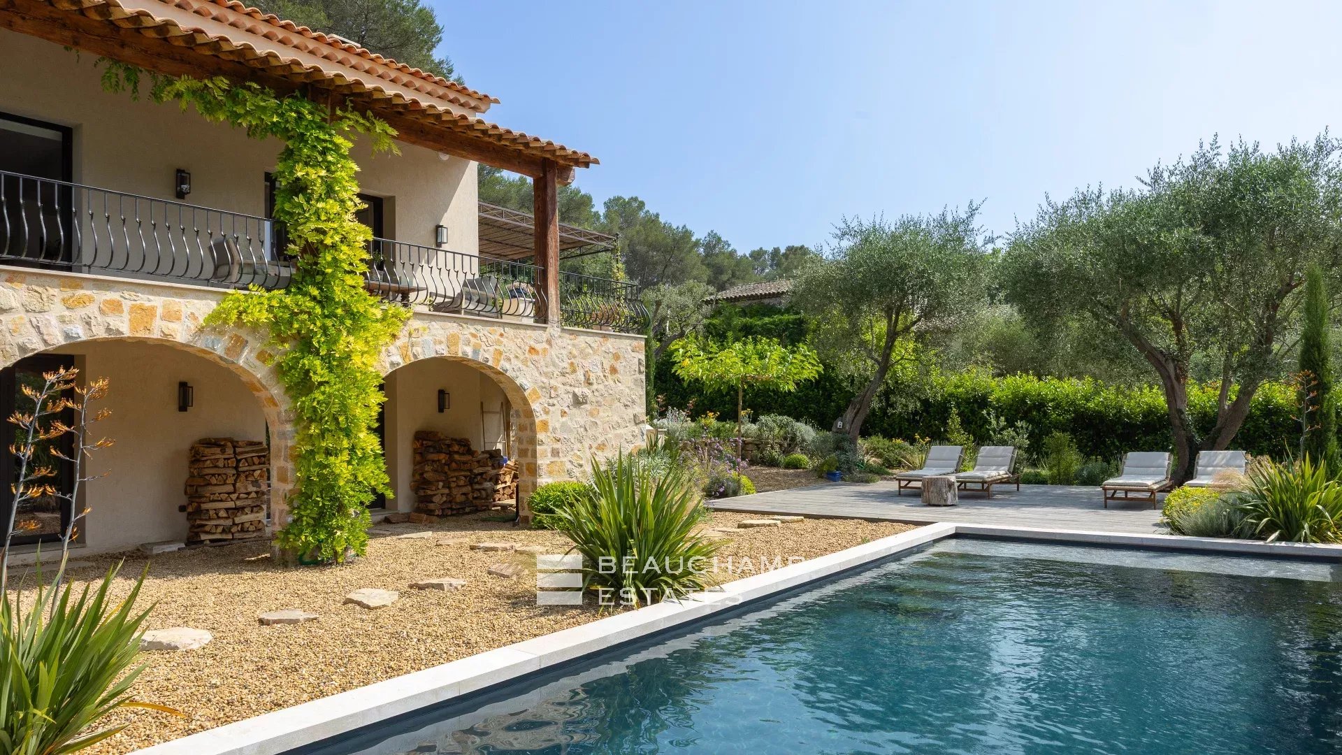5-bedroom neo-Provençal villa in the heart of a quiet residential neighborhood in Mougins 5-bedroom neo-Provençal villa in the heart of a quiet residential neighborhood in Mougins