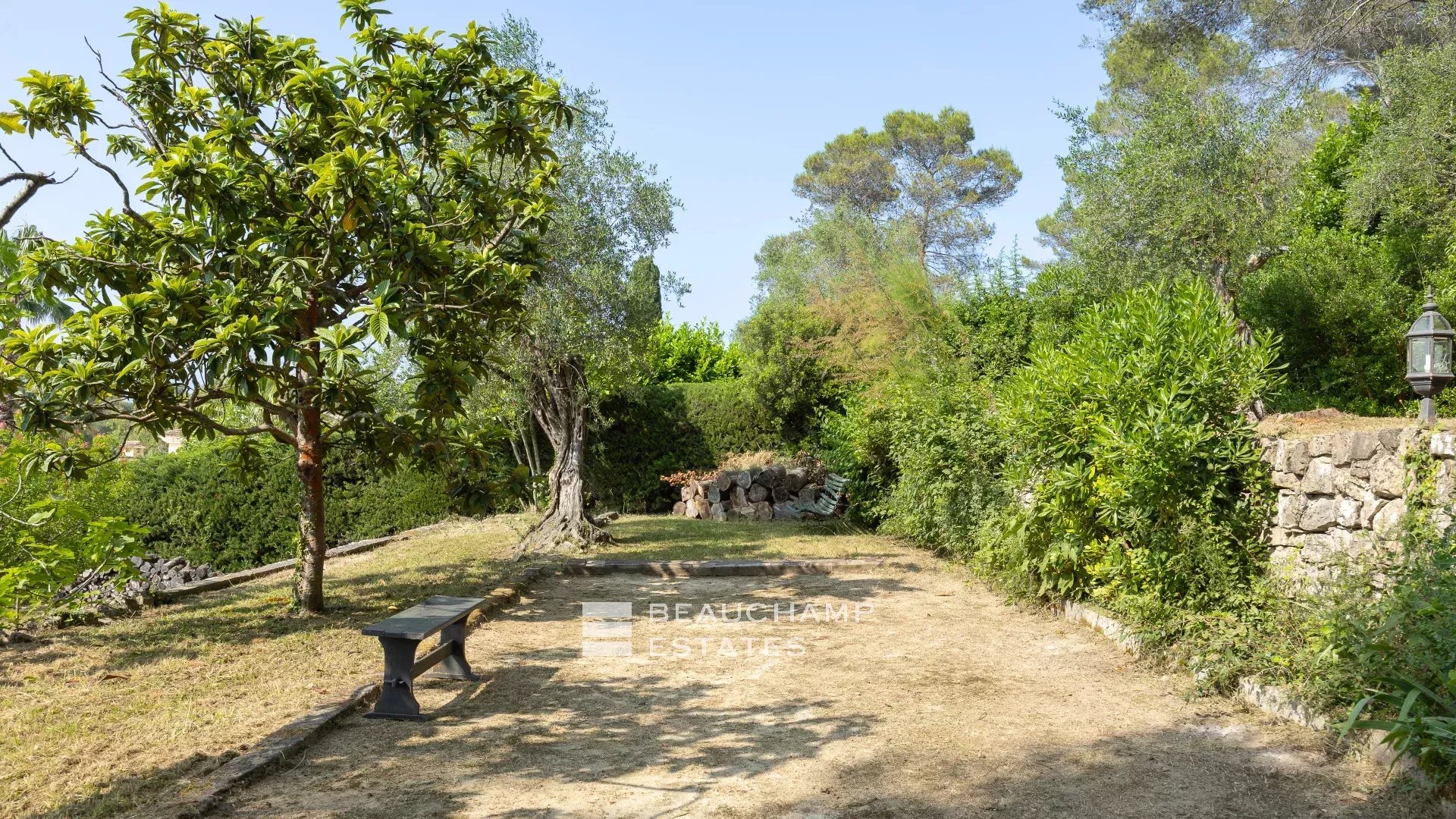 5-bedroom neo-Provençal villa in the heart of a quiet residential neighborhood in Mougins 5-bedroom neo-Provençal villa in the heart of a quiet residential neighborhood in Mougins