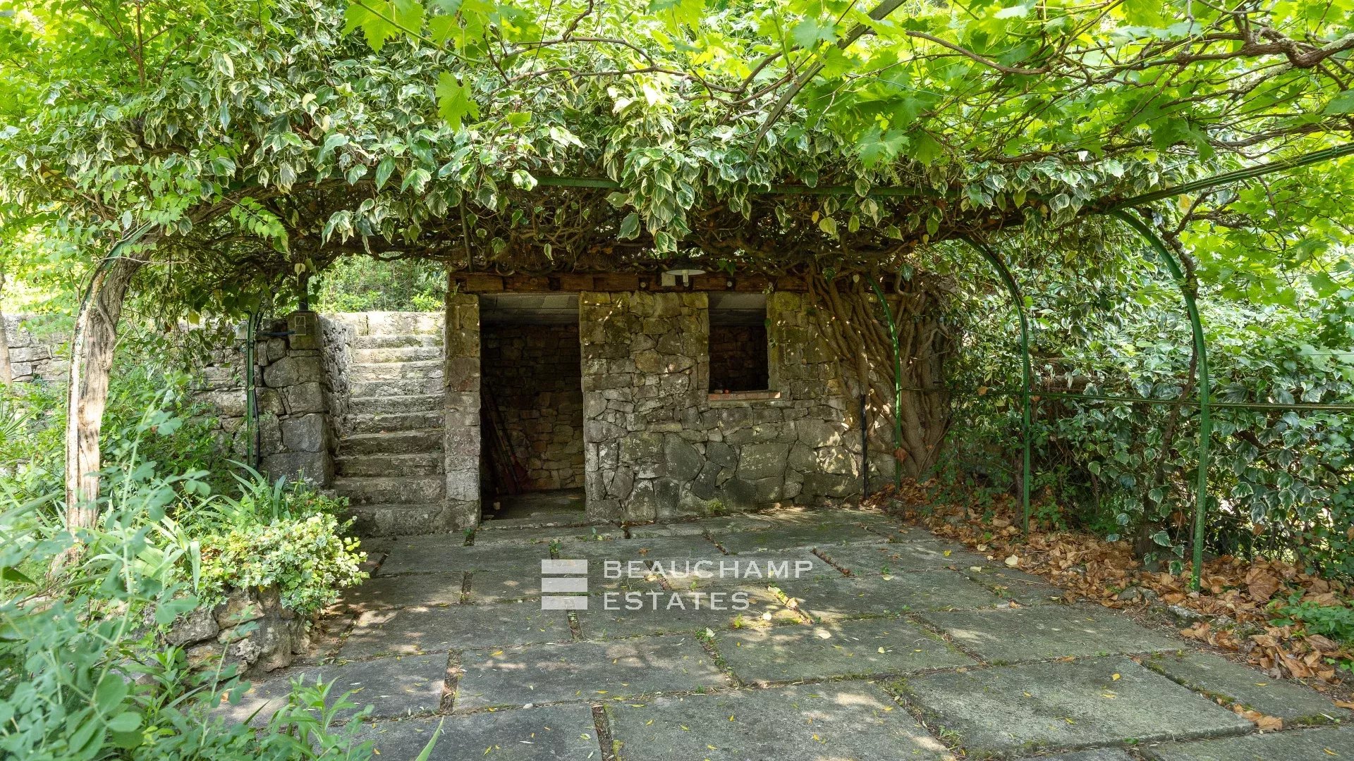 5-bedroom neo-Provençal villa in the heart of a quiet residential neighborhood in Mougins 5-bedroom neo-Provençal villa in the heart of a quiet residential neighborhood in Mougins