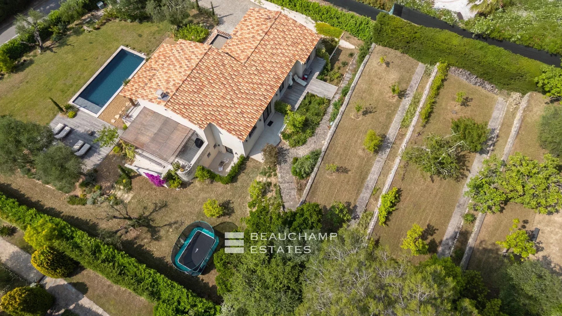 5-bedroom neo-Provençal villa in the heart of a quiet residential neighborhood in Mougins 5-bedroom neo-Provençal villa in the heart of a quiet residential neighborhood in Mougins