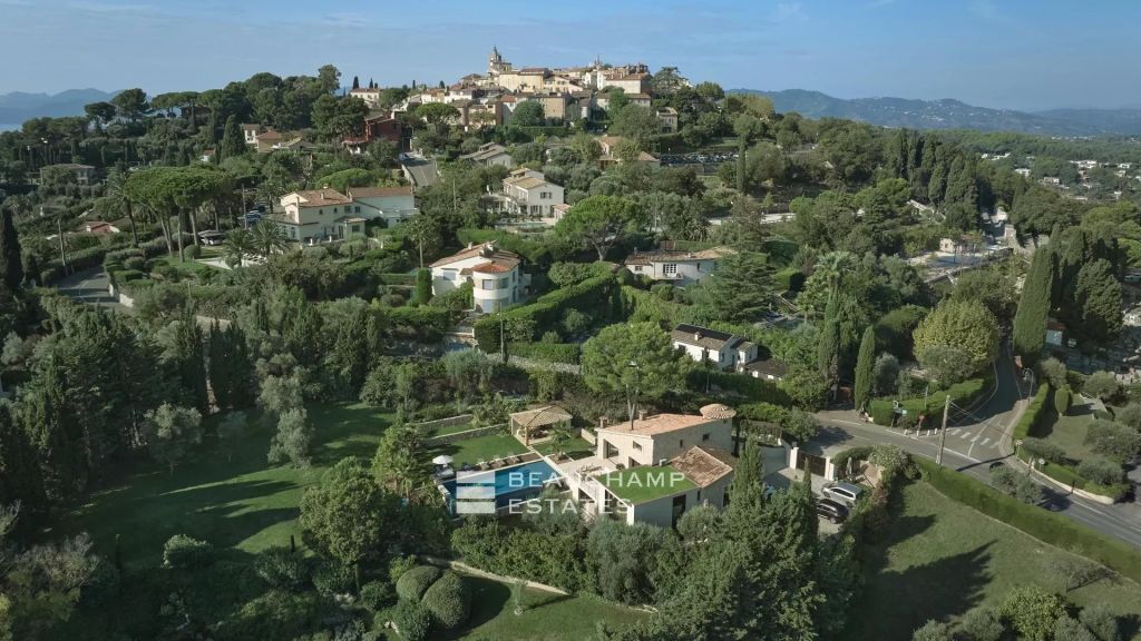 5-bedroom neo-Provençal villa with gym, cinema, swimming pool, and sauna at the foot of the historic village of Mougins