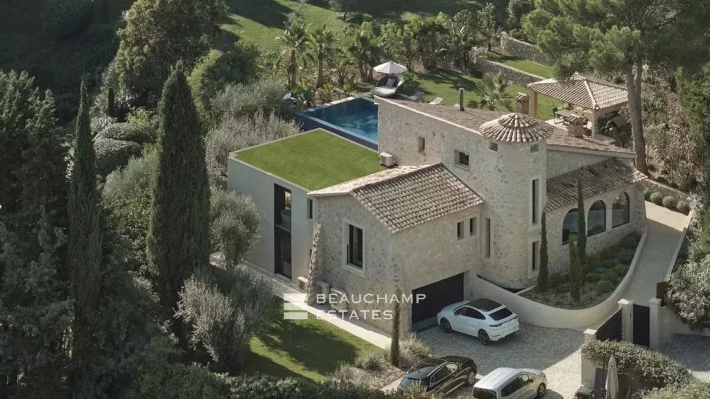 5-bedroom neo-Provençal villa with gym, cinema, swimming pool, and sauna at the foot of the historic village of Mougins