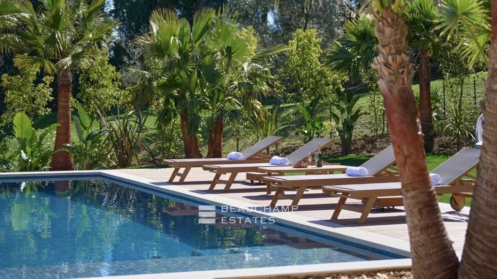 5-bedroom neo-Provençal villa with gym, cinema, swimming pool, and sauna at the foot of the historic village of Mougins