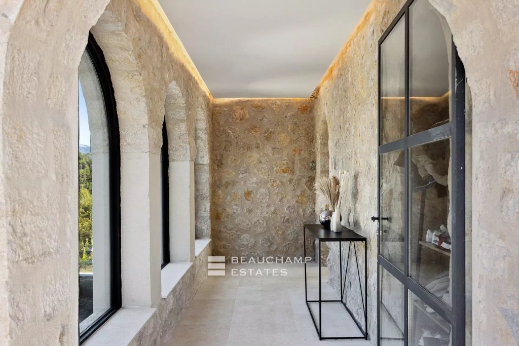 5-bedroom neo-Provençal villa with gym, cinema, swimming pool, and sauna at the foot of the historic village of Mougins