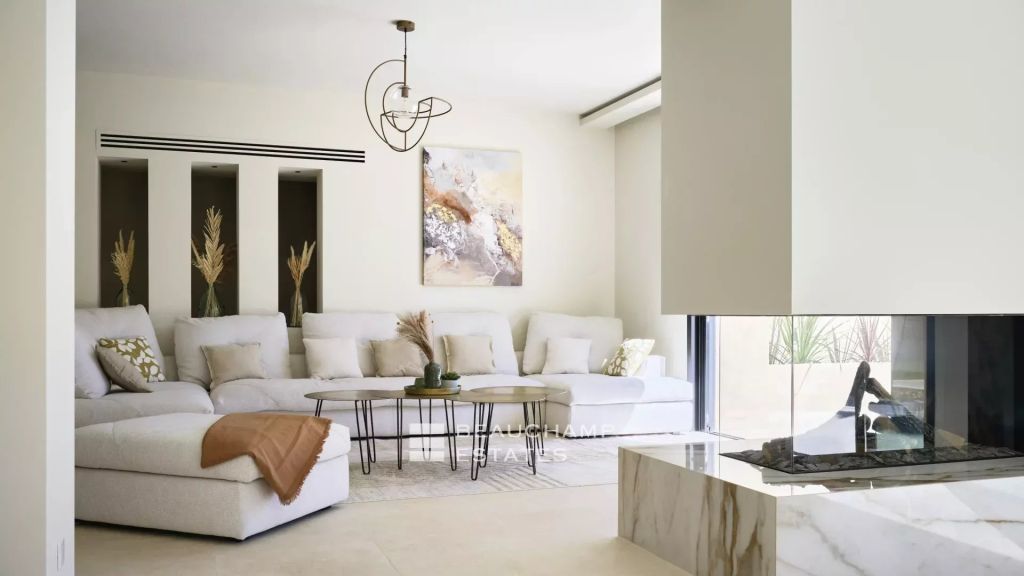 5-bedroom neo-Provençal villa with gym, cinema, swimming pool, and sauna at the foot of the historic village of Mougins