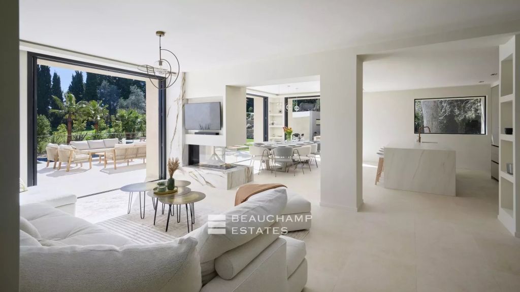 5-bedroom neo-Provençal villa with gym, cinema, swimming pool, and sauna at the foot of the historic village of Mougins