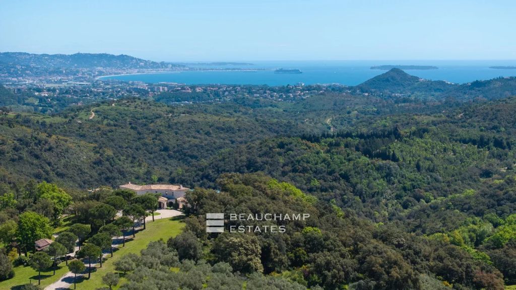 5-bedroom Provençal manor with sea view in the heart of Les Adrets de l’Estérel
