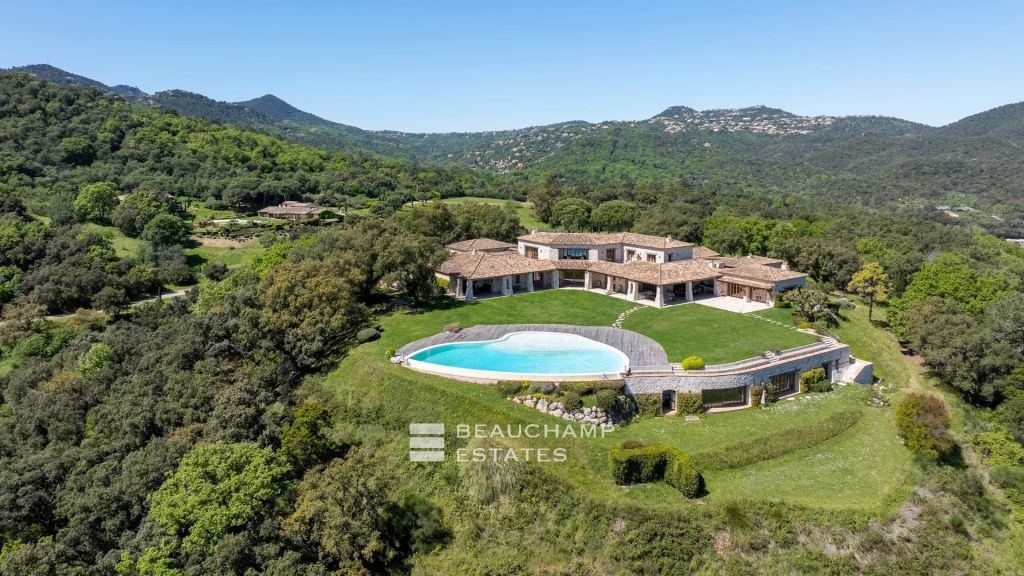 5-bedroom Provençal manor with sea view in the heart of Les Adrets de l’Estérel