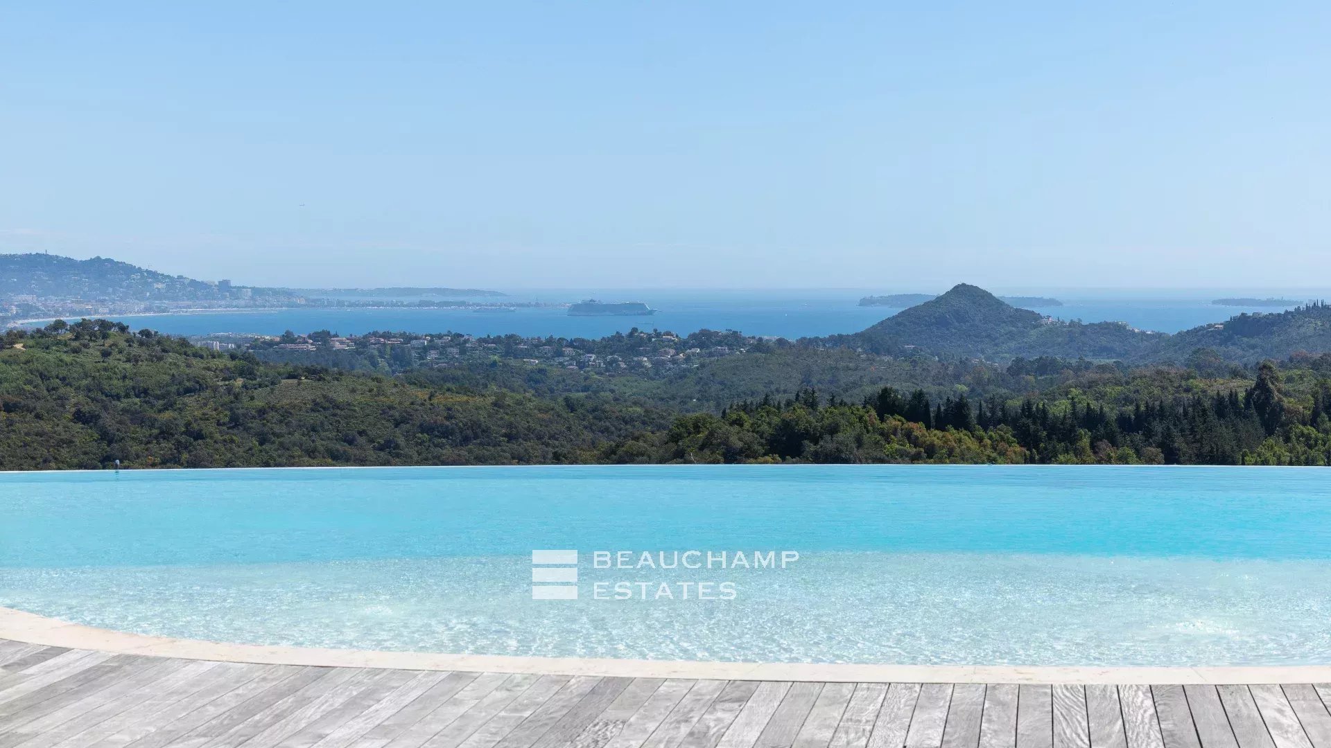 Manoir provençal de 5 chambres avec vue mer au coeur des Adrets de l’Esterel 5-bedroom Provençal manor with sea view in the heart of Les Adrets de l’Estérel