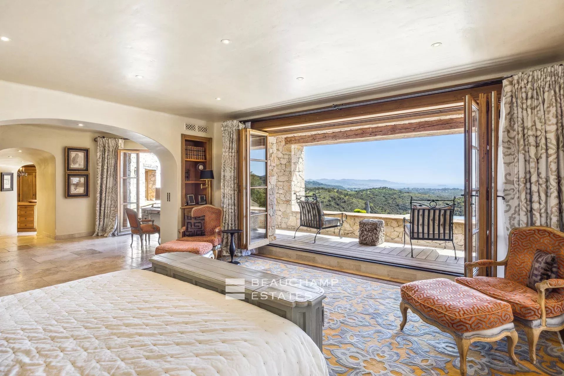 Manoir provençal de 5 chambres avec vue mer au coeur des Adrets de l’Esterel 5-bedroom Provençal manor with sea view in the heart of Les Adrets de l’Estérel