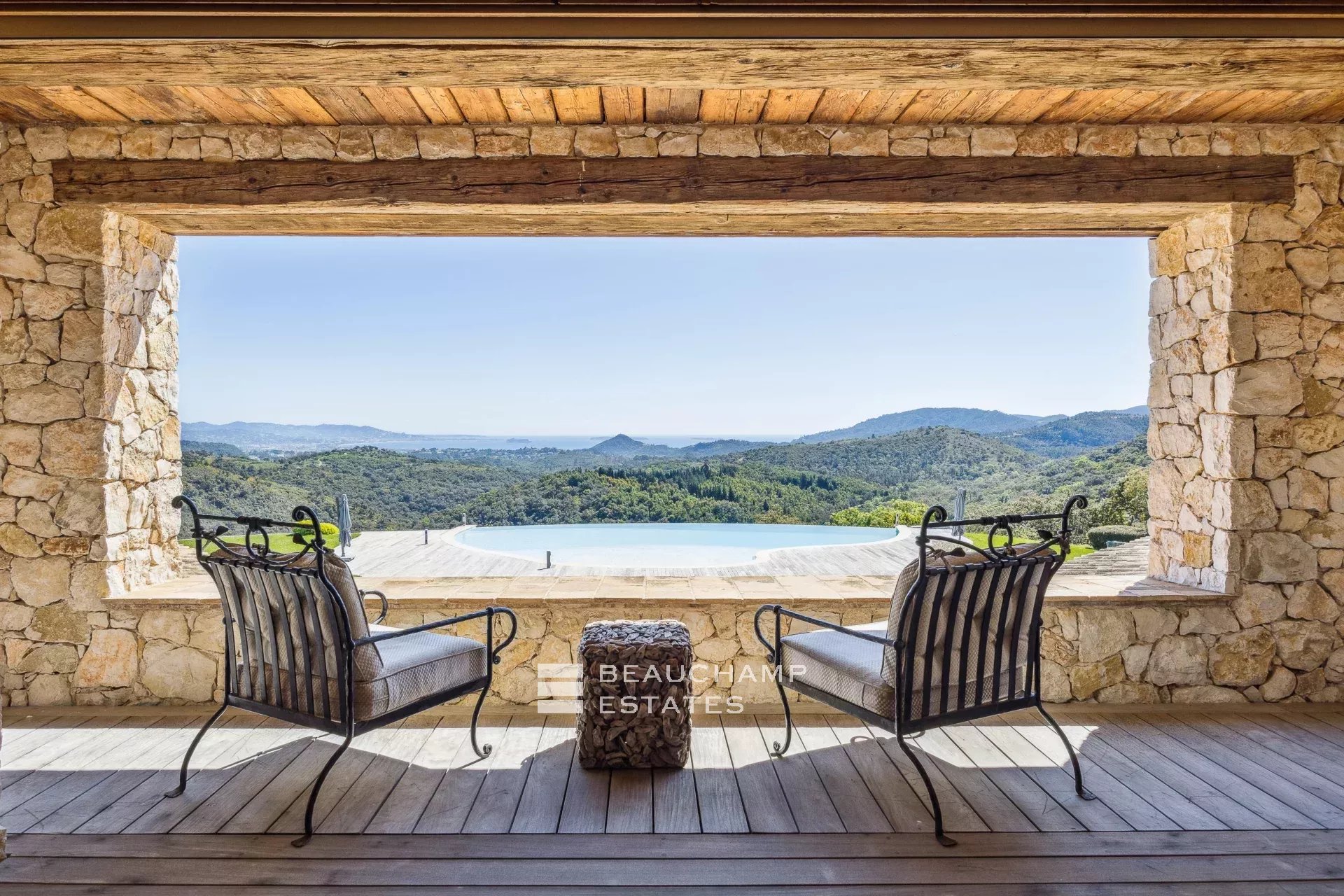 Manoir provençal de 5 chambres avec vue mer au coeur des Adrets de l’Esterel 5-bedroom Provençal manor with sea view in the heart of Les Adrets de l’Estérel