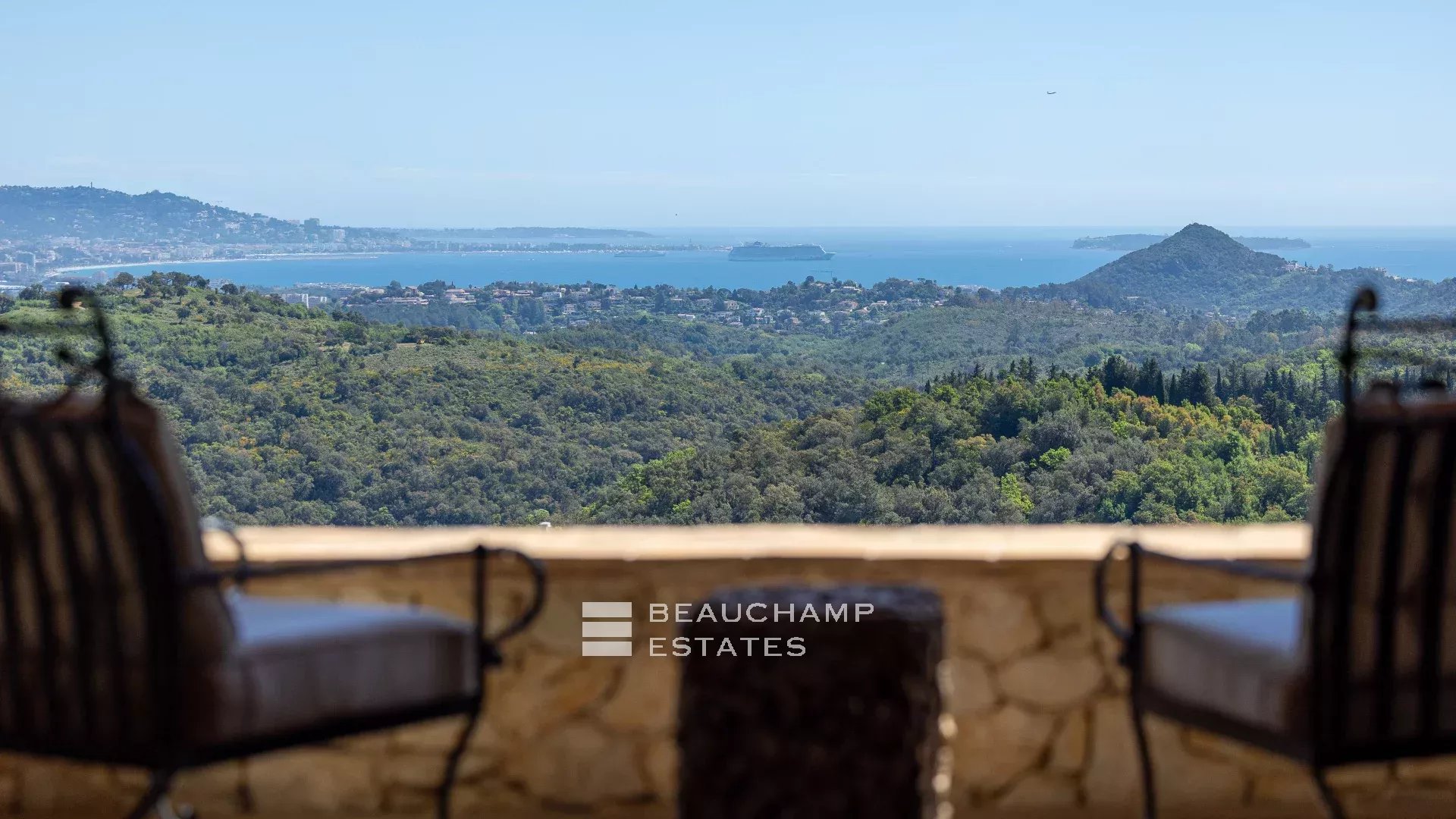 Manoir provençal de 5 chambres avec vue mer au coeur des Adrets de l’Esterel 5-bedroom Provençal manor with sea view in the heart of Les Adrets de l’Estérel