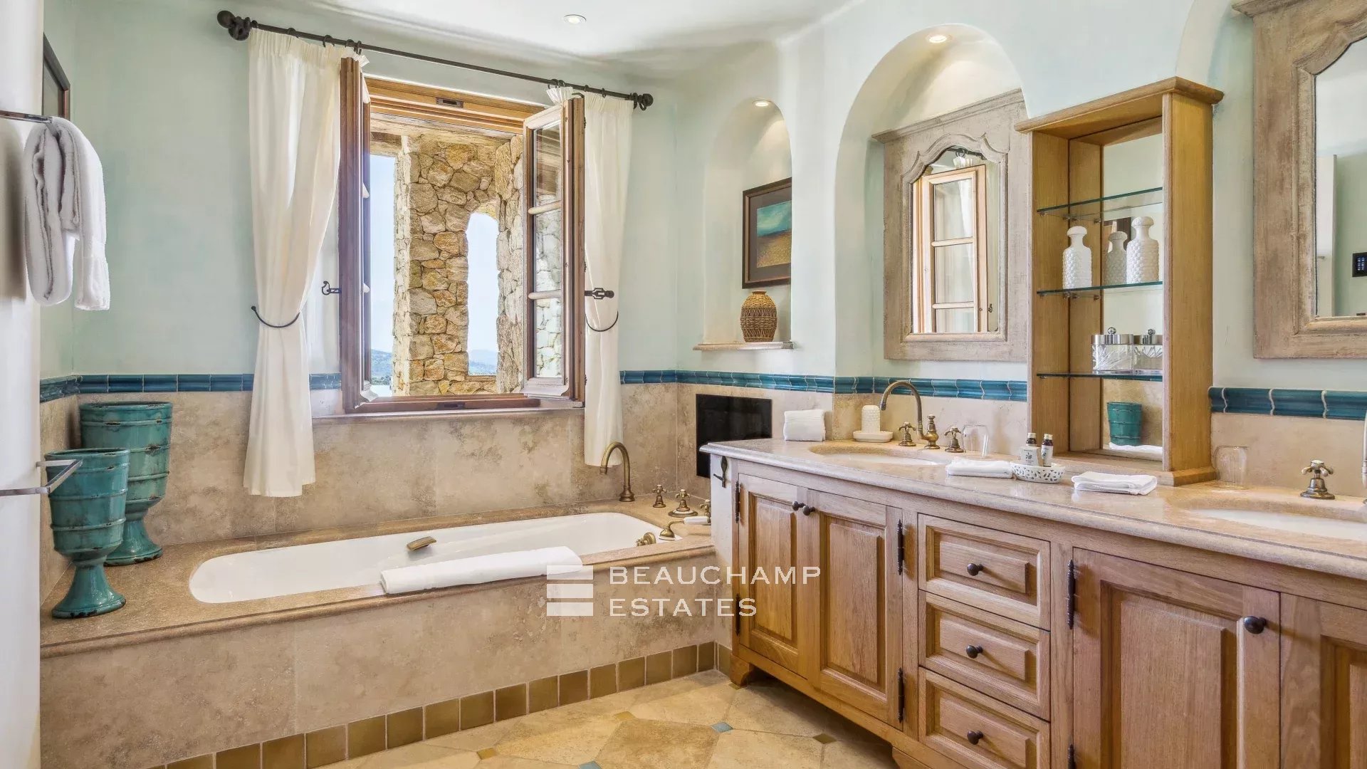 Manoir provençal de 5 chambres avec vue mer au coeur des Adrets de l’Esterel 5-bedroom Provençal manor with sea view in the heart of Les Adrets de l’Estérel