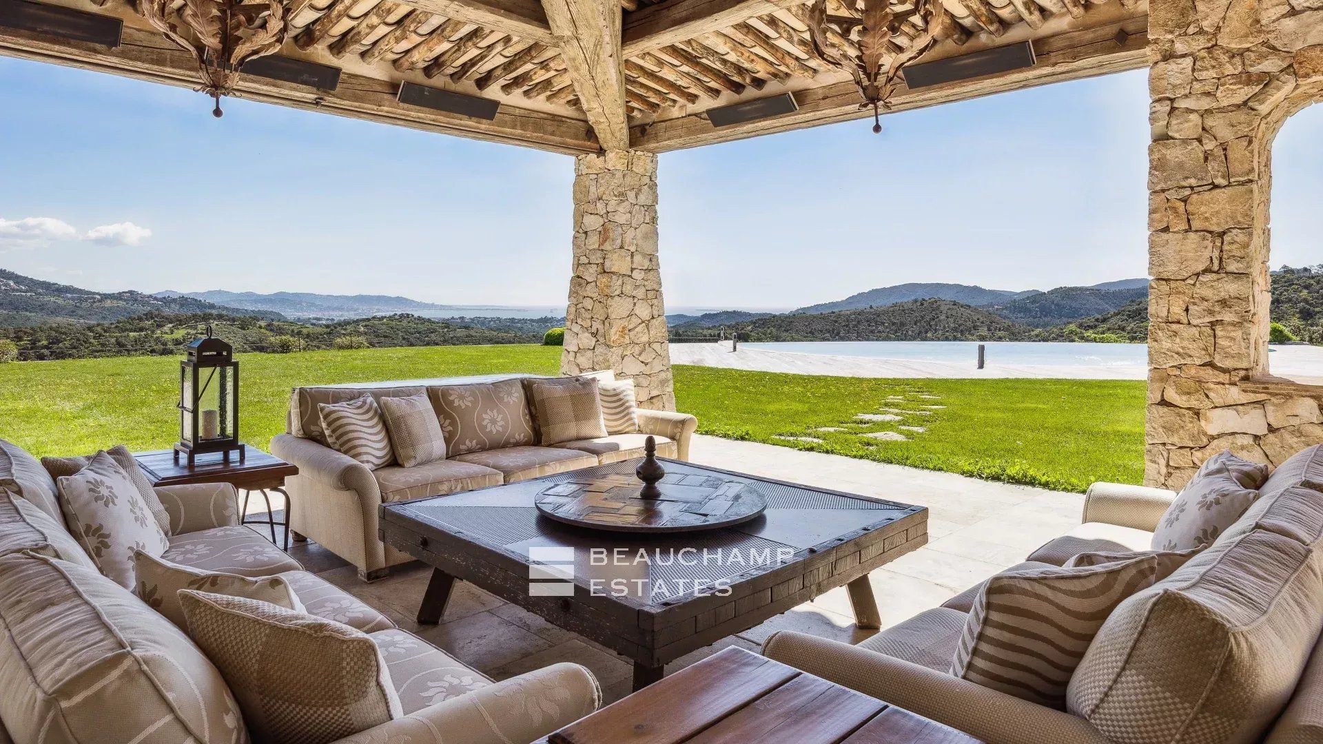 Manoir provençal de 5 chambres avec vue mer au coeur des Adrets de l’Esterel 5-bedroom Provençal manor with sea view in the heart of Les Adrets de l’Estérel