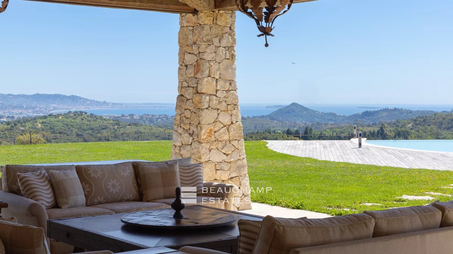 Manoir provençal de 5 chambres avec vue mer au coeur des Adrets de l’Esterel 5-bedroom Provençal manor with sea view in the heart of Les Adrets de l’Estérel