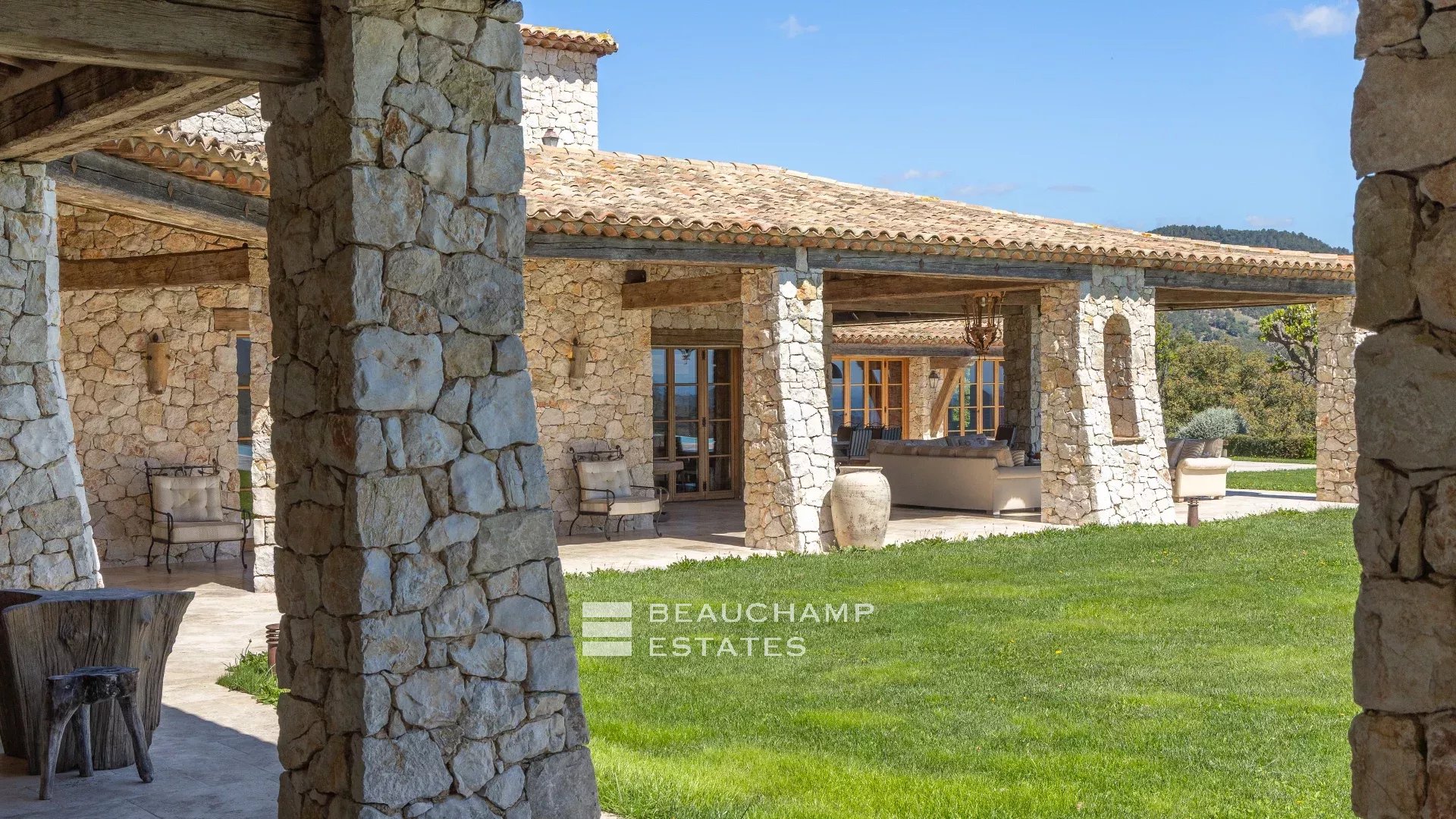 Manoir provençal de 5 chambres avec vue mer au coeur des Adrets de l’Esterel 5-bedroom Provençal manor with sea view in the heart of Les Adrets de l’Estérel