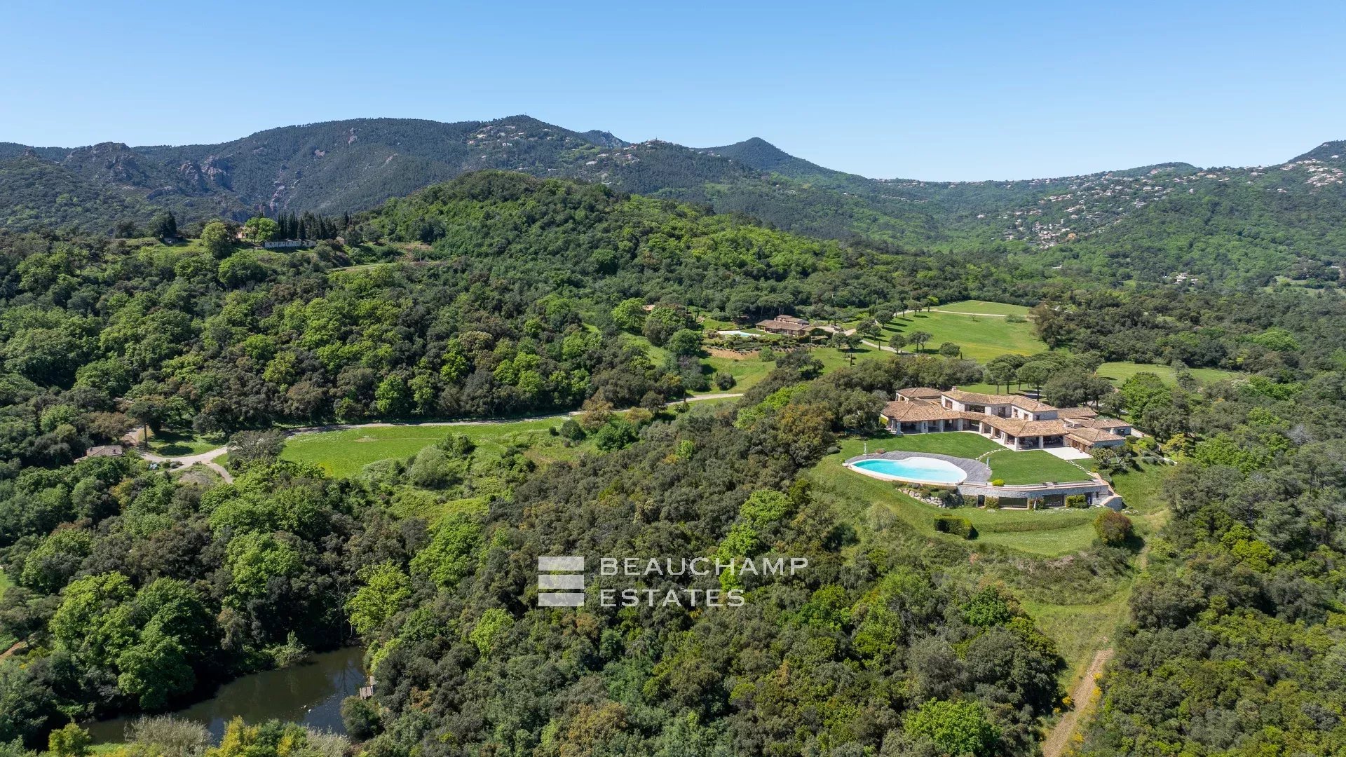 Manoir provençal de 5 chambres avec vue mer au coeur des Adrets de l’Esterel 5-bedroom Provençal manor with sea view in the heart of Les Adrets de l’Estérel