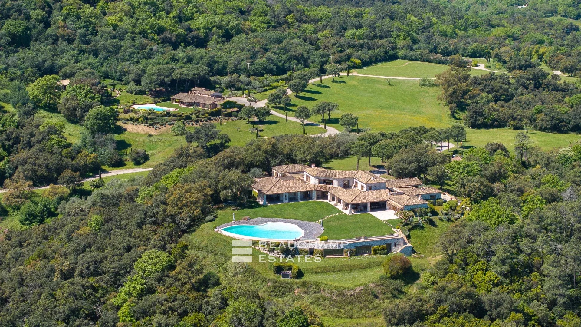 Manoir provençal de 5 chambres avec vue mer au coeur des Adrets de l’Esterel 5-bedroom Provençal manor with sea view in the heart of Les Adrets de l’Estérel