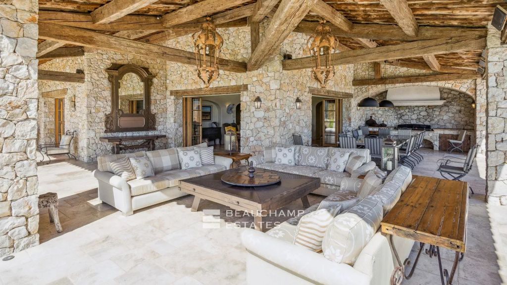 5-bedroom Provençal manor with sea view in the heart of Les Adrets de l’Estérel