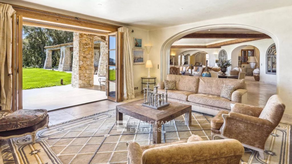 5-bedroom Provençal manor with sea view in the heart of Les Adrets de l’Estérel