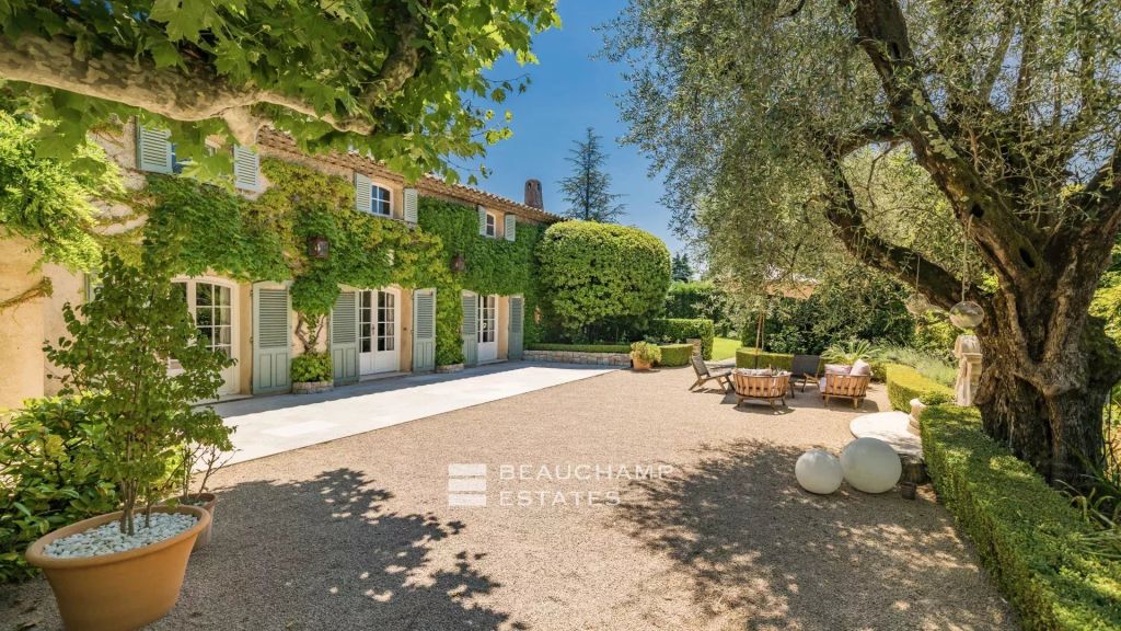 5-bedroom Provençal villa in Mougins in a gated community