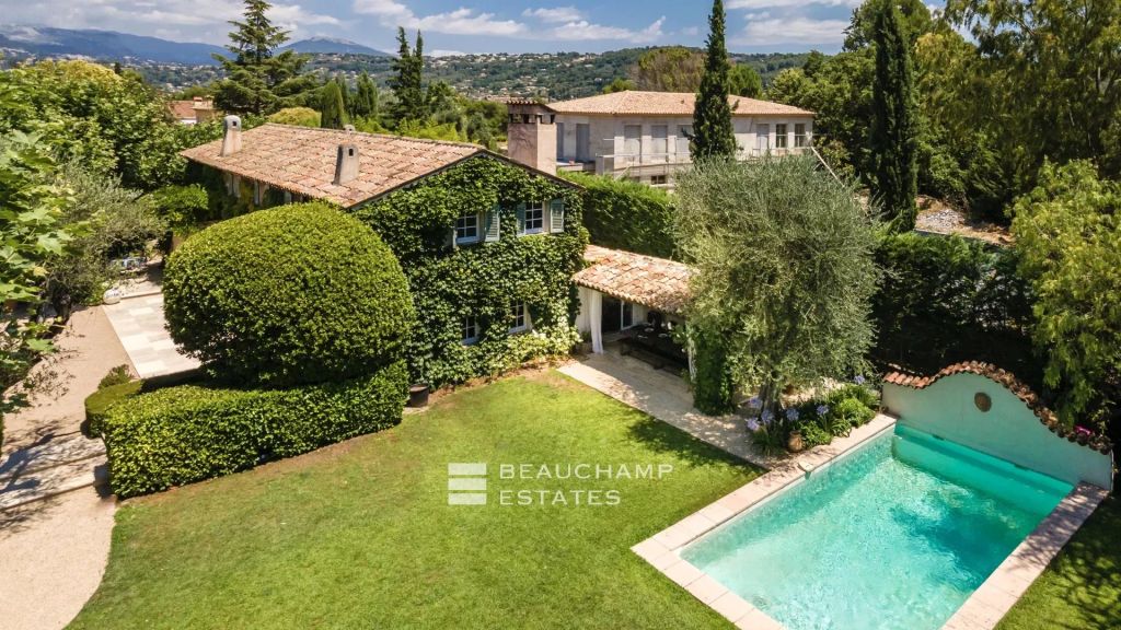 5-bedroom Provençal villa in Mougins in a gated community