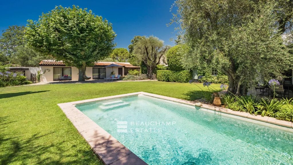 5-bedroom Provençal villa in Mougins in a gated community