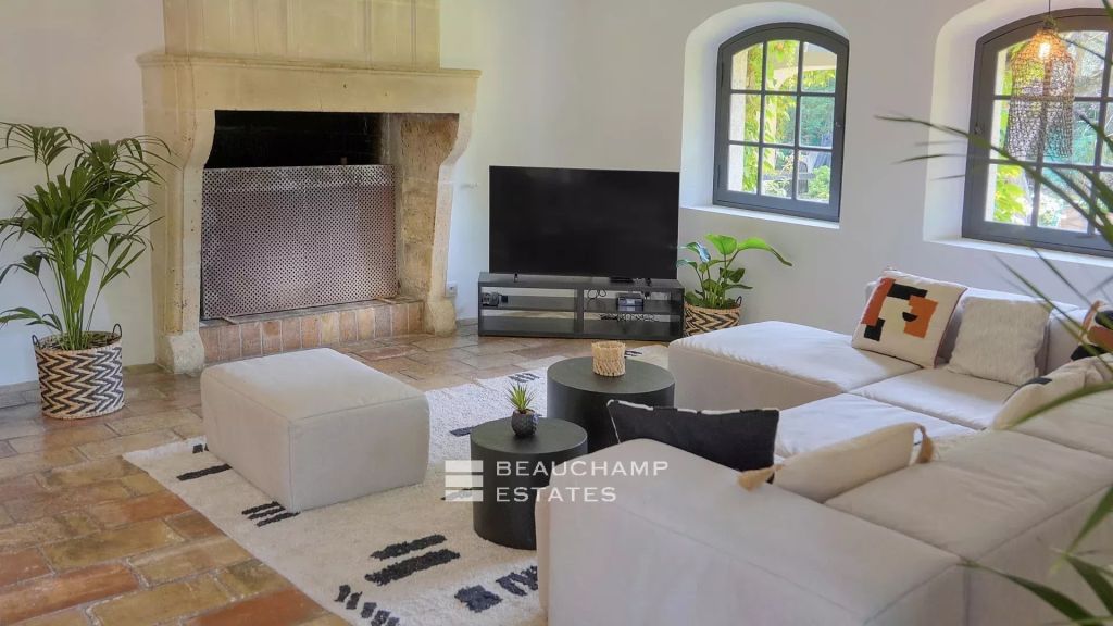 5-bedroom Provençal villa in Mougins in a gated community