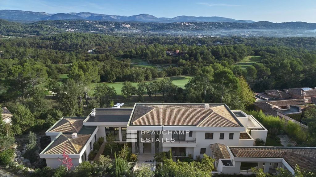 5-bedroom villa in the heart of the beautiful Terre Blanche golf resort