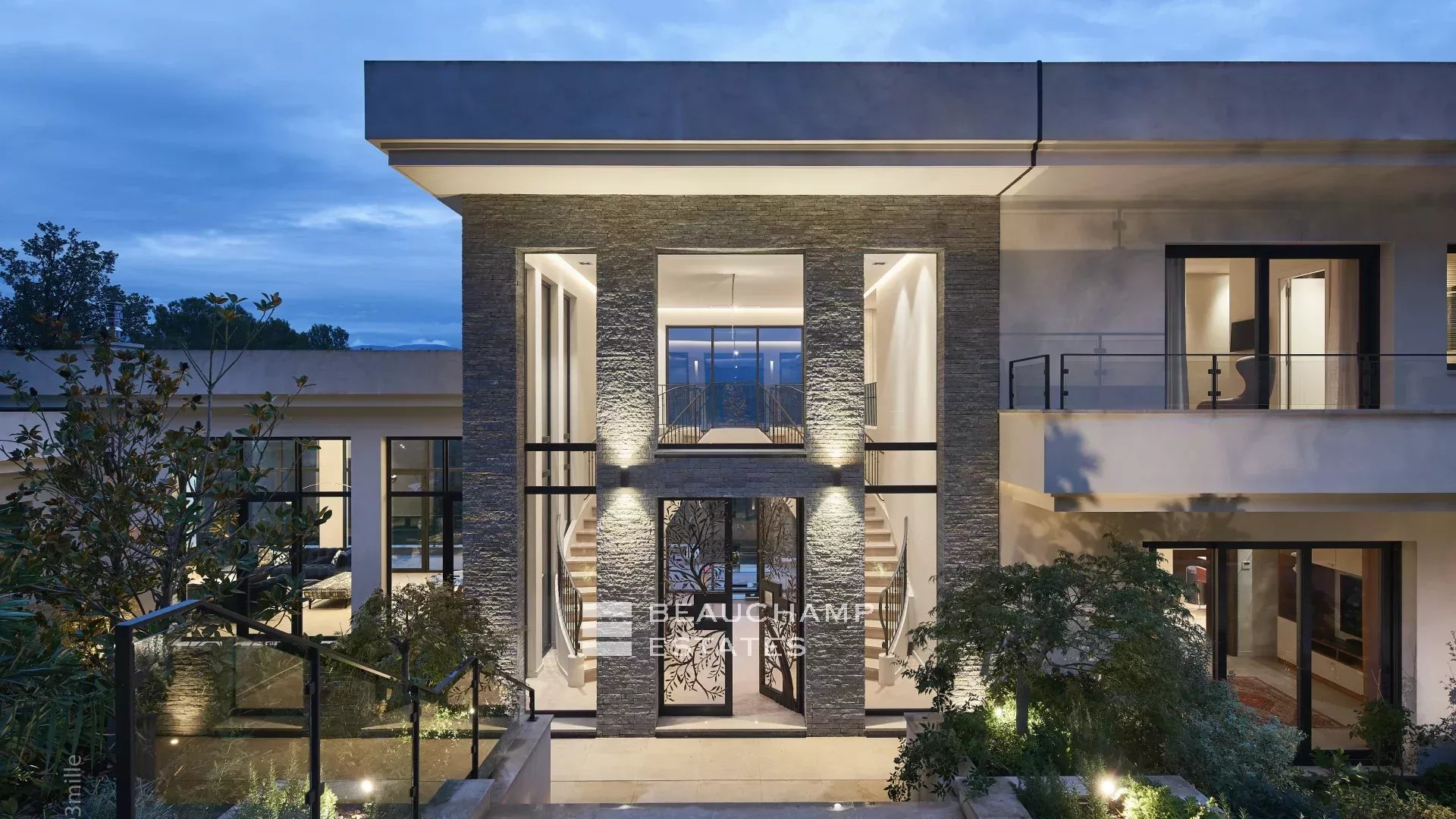 5-bedroom villa in the heart of the beautiful Terre Blanche golf resort 5-bedroom villa in the heart of the beautiful Terre Blanche golf resort