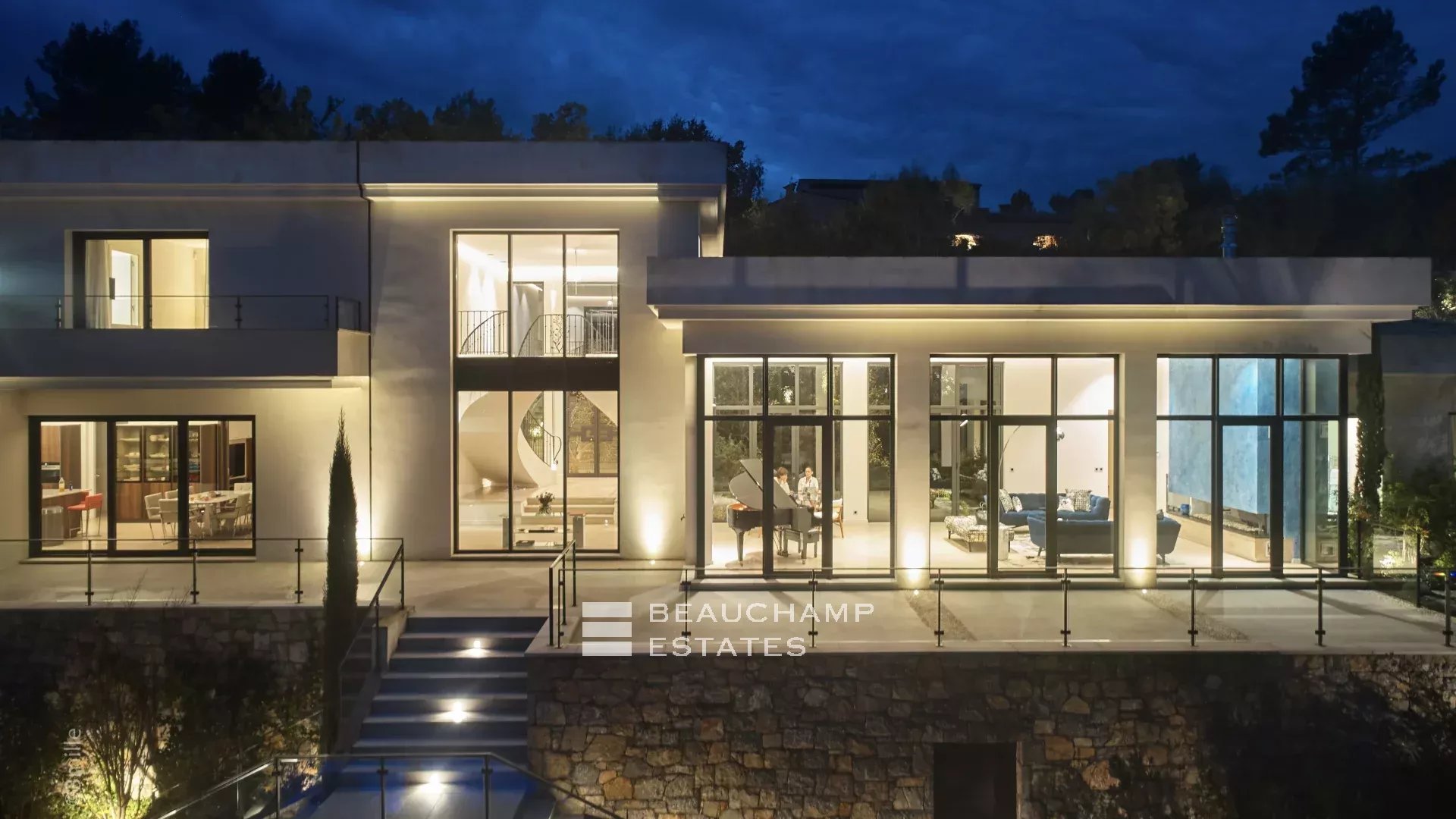 5-bedroom villa in the heart of the beautiful Terre Blanche golf resort 5-bedroom villa in the heart of the beautiful Terre Blanche golf resort