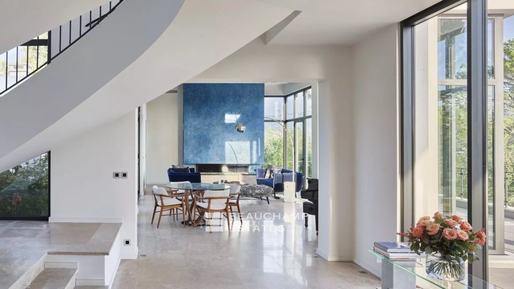 5-bedroom villa in the heart of the beautiful Terre Blanche golf resort