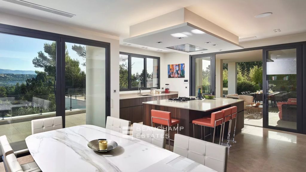 5-bedroom villa in the heart of the beautiful Terre Blanche golf resort