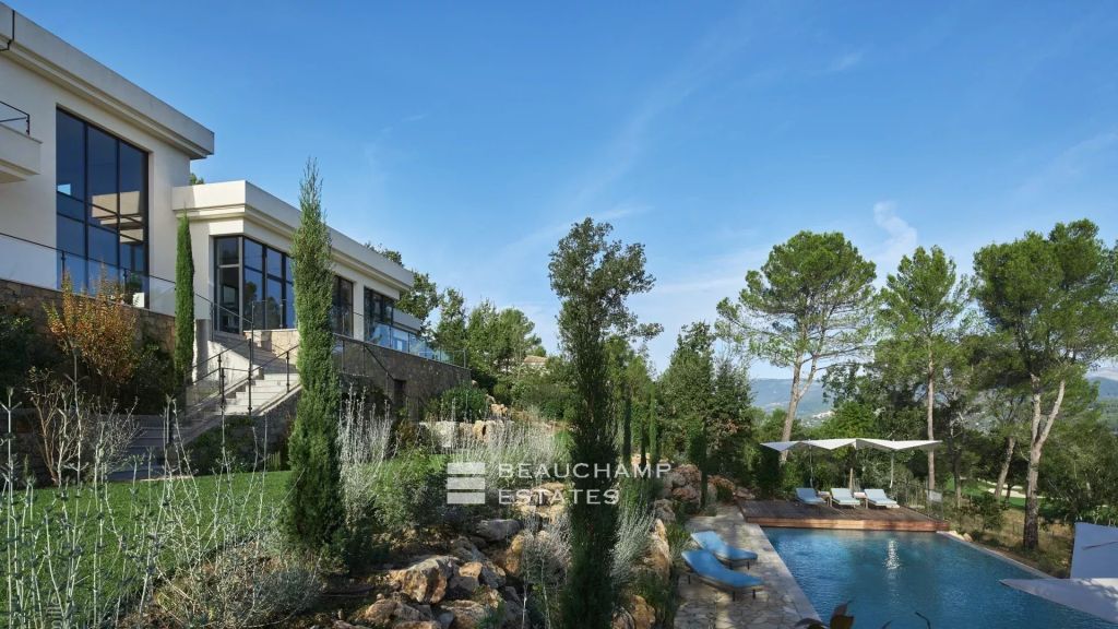 5-bedroom villa in the heart of the beautiful Terre Blanche golf resort