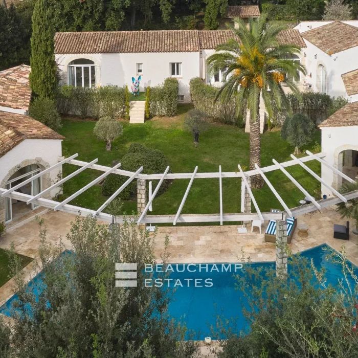 Villa hacienda de 8 chambres avec piscine, terrain de paddel et pétanque à La Colle sur Loup