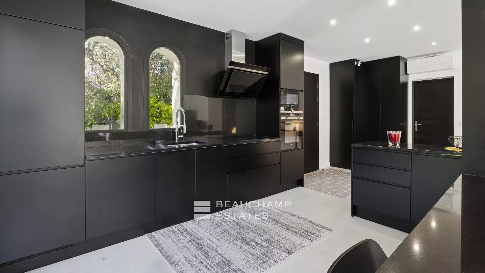 6-bedroom villa within walking distance of the town centre – Cannes centre 6-bedroom villa within walking distance of the town centre – Cannes centre