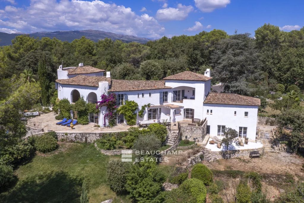 Architect-designed property with 8 bedrooms located in a magnificent park in the heart of Opio