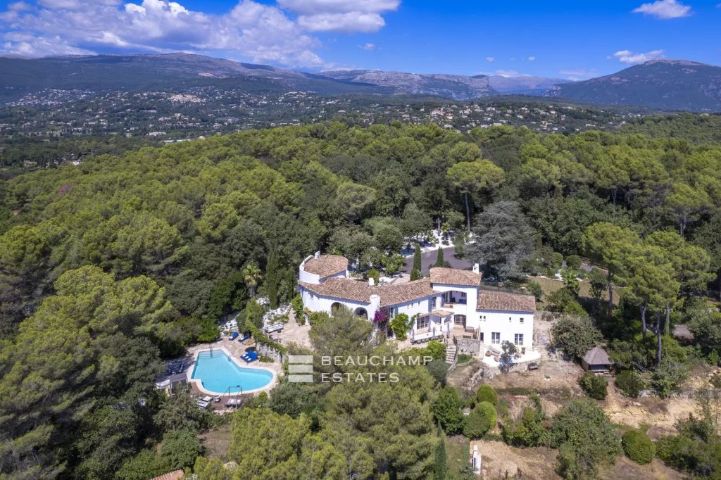Architect-designed property with 8 bedrooms located in a magnificent park in the heart of Opio