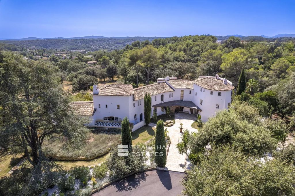 Architect-designed property with 8 bedrooms located in a magnificent park in the heart of Opio