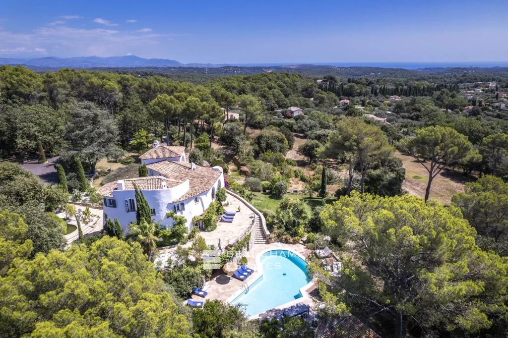 Architect-designed property with 8 bedrooms located in a magnificent park in the heart of Opio