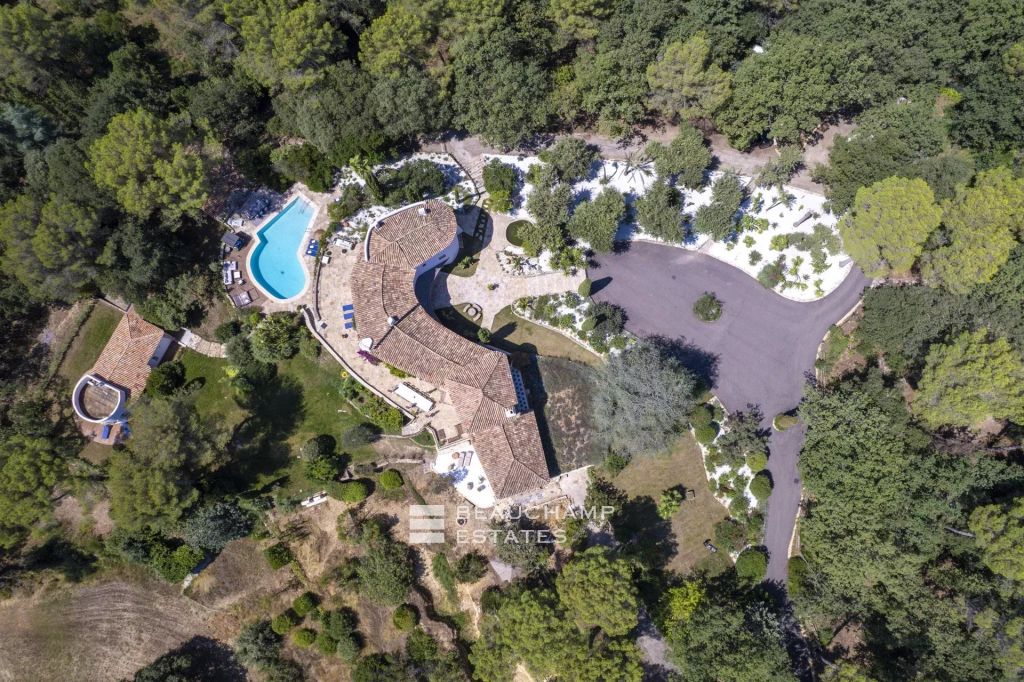 Architect-designed property with 8 bedrooms located in a magnificent park in the heart of Opio