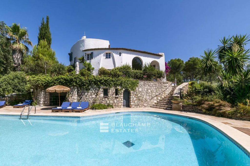 Architect-designed property with 8 bedrooms located in a magnificent park in the heart of Opio