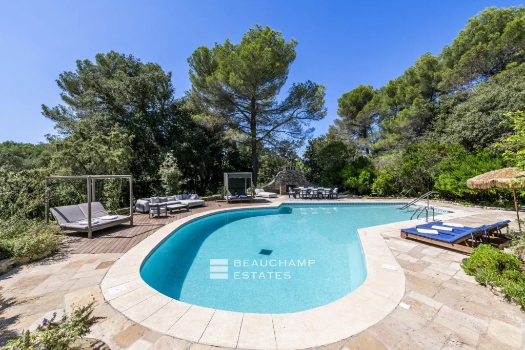 Architect-designed property with 8 bedrooms located in a magnificent park in the heart of Opio