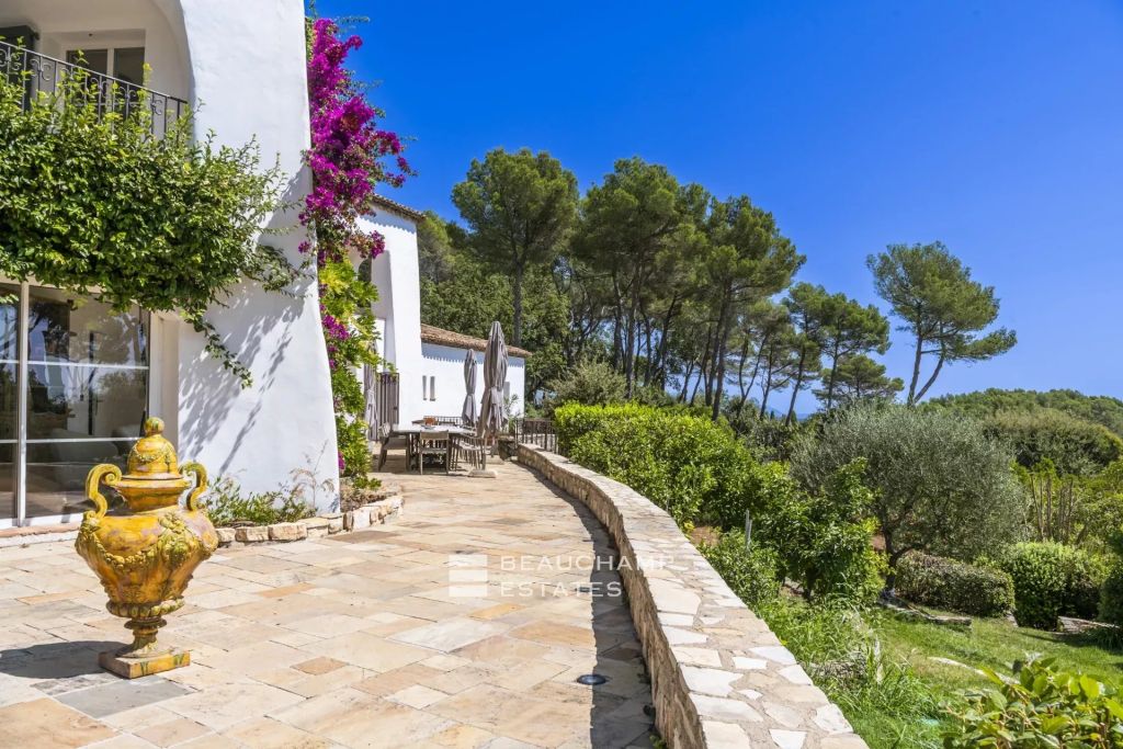 Architect-designed property with 8 bedrooms located in a magnificent park in the heart of Opio